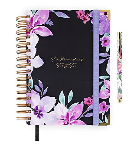 Agenda Anual 2022 - María - Día Página - 416 páginas - Tamaño A5 - 15 x 20 cm - Idioma: Español-Inglés - Incluye Bolígrafo, pegatinas y un bolsillo portadocumentos - Takenote Agendas