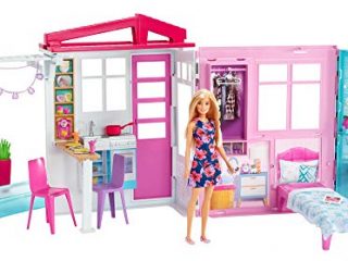 Barbie - Casa amueblada pleglable con cocina, piscina, dormitorio y lavabo con muñeca rubia, Embalaje sostenible, edad recomendada 3 años y más (Mattel GWY84)