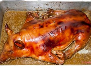 Cochinillo entero preasado en su jugo. Envasado al vacío y pasteurizado. Listo para consumir en 20 minutos. Peso entre 4,5 y 5 kg. (8 -10 Raciones)