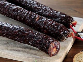 MORCILLA ACHORIZADA-CAMPERA es un embutido típico artesano, compuesto de magro de cerdo y grasa de cerdo .