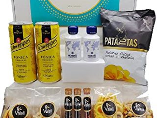 Valeli, Cesta Regalo original 2 Gin Nordés 5cl miniaturas, kit de botánicos para ginebra con 2 tónica Schweppes 33cl y aperitivo frutos secos y snacks. Regalo para él, ella, cumpleaños, padre, amigo
