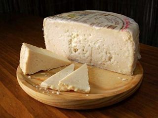 1/2 QUESO ROMERO OCAÑA Un sabor sublime para paladares exquisitos . Es un queso graso, mantecoso , con pique, granuloso y quebradizo, Su color es ocre, debido a su larga maduración de hasta 2 años .