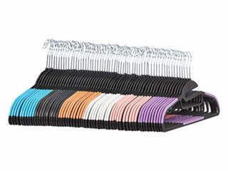 Amazon Basics - Perchas de plástico antideslizantes para ahorrar espacio con 10 pinzas de dedo, 6 colores, 60 unidades