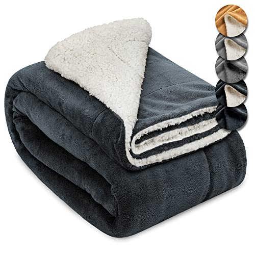 Beautissu Manta Sherpa Alina 150x200 cm XXL Manta Mimosa y Acogedora Antracita/Blanco – Manta Sherpa Gruesa, Manta de Sofa, Manta Polar, Manta para Invierno con Aspecto de Piel de Cordero