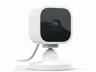 Blink Mini, cámara de seguridad inteligente, compacta, para interiores, con enchufe, resolución de vídeo HD 1080p, detección de movimiento y compatible con Alexa – 1 Cámara