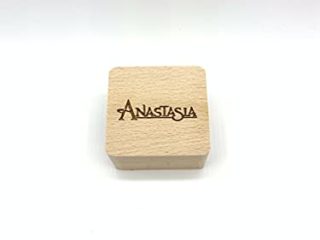 Caja de música de Anastasia. Manivela de cuerda y caja de madera de haya con grabado.