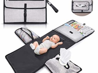 Cambiador bebé portátil e impermeable XL - Este cambiador de pañales es un bolso desmontable compuesto por 6 bolsillos junto un dispensador de toallitas y un cómodo cojín para la cabeza del bebé.