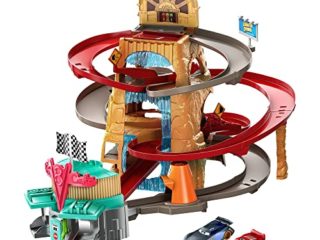 Cars Radiador Springs Pista de carreras de coches de juguete, incluye 2 vehículos personaje, regalo para niños +3 años (Mattel GTK90)
