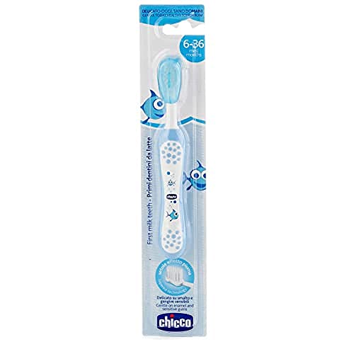 Chicco Primer Cepillo de Dientes Bebés y Niños con Cabezal Redondeado, Cerdas Súper Suaves, Delicado para Encías y Dientes, Capuchón Incluido Cepillo de Dientes para Bebés de 6-36 Meses, Azul Peces