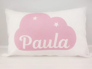 Cojín infantil personalizado 50x30 cm con el nombre, incluye relleno, para niño y niña con nube de color a escoger, regalos originales y únicos, ideal para decoración habitación bebé infantil