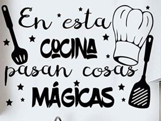 Docliick® Frase Vinilo para cocina o restaurante"EN ESTA COCINA PASAN COSAS MÁGICAS" Pegatina pared frases decorativas DC-18018 (30x20cm)