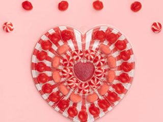 Gommy's Factory LOVE&KISSES (Sin Gluten). Tarta Regalo de Gominolas con Forma de Corazón, 41 Golosinas, 250 g