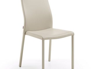 Kave Home - Silla de Comedor Abelle de Piel sintética con Asiento Acolchado en Beige y Patas de Acero revestidas