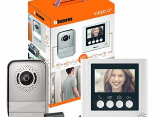 Kit videoportero BTicino 316913, compuesto de un monitor de vídeo interior con pantalla a color de 4,3 pulgadas e interfono exterior de visión nocturna gran angular, acabado blanco.