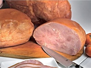 Lacón ahumado sin hueso envasado al vacío de peso unos 4,6 kg.