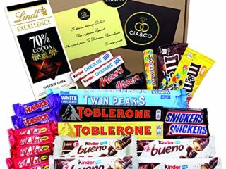 Lote envuelto para Regalo para Amantes del mejor Chocolate, con 24 Chocolates Kinder, Toblerone, Lindt, Kit Kat, Snikers, Mars, M&M, Lacasitos. Twin Peacks y Huesitos. Incluye Tarjeta Personalizada