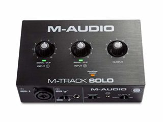 M-Audio M-Track Solo - Interfaz de audio USB, tarjeta de sonido para grabaciones, transmisiones y pódcasts con entradas XLR, línea y DI, paquete de software incluido