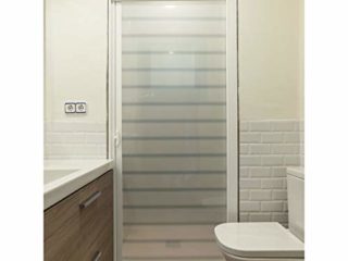 Mampara Ducha Enrollable. Extensible 90-150 cm Ancho. Puerta Blanca. Aluminio Blanco. Ecológica. Autolimpiable. Marca CE.