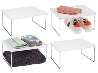 mDesign Juego de 4 estantes adicionales para ropa – Balda auxiliar de metal y plástico para sumar espacio de almacenaje en los armarios – También útil como organizador de armarios de cocina – blanco