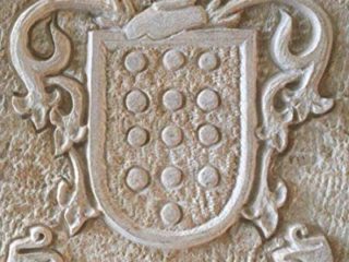 piedra de fachada con escudo heráldico