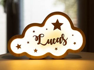 [ PINE & KIDS ] Lámpara nube infantil personalizada con fondo de estrellas. Lámpara quitamiedos con nombre en madera para niños y bebés. Incluye adaptador de corriente.