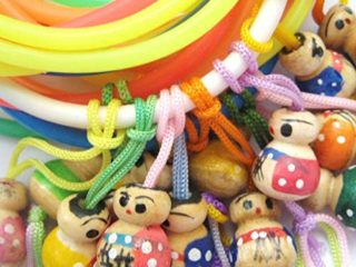 Pulsera de goma con Chinito de la Suerte. 10 unidades .