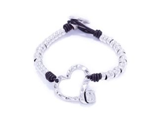 Pulsera para mujer hecha a mano, cuero y aleación de metales hipoalergénica, bañada en plata. Pulsera corazón. Pulsera estilo bohemia. Pulsera regalo. Pulsera estilo uno de 50 (Corazón)
