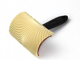Veteador de goma de 10 cms con mango. Ideal para conseguir efectos similares a las vetas de la madera y nudos en cualquier tipo de superficie lisa.