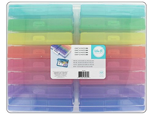 We R Memory Keepers 660269 - Contenedor de Almacenamiento con 16 Mini Estuches Codificados Por Colores para Almacenar Fotos, Adornos, Cintas, 38.1 x 30.48 x 12.95 cm